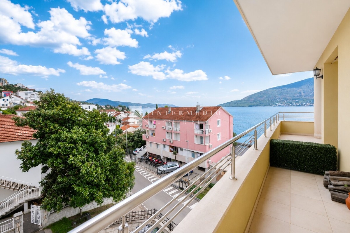 Apartman površine 64 m2, Igalo, Herceg Novi – Pogled na more i velika terasa